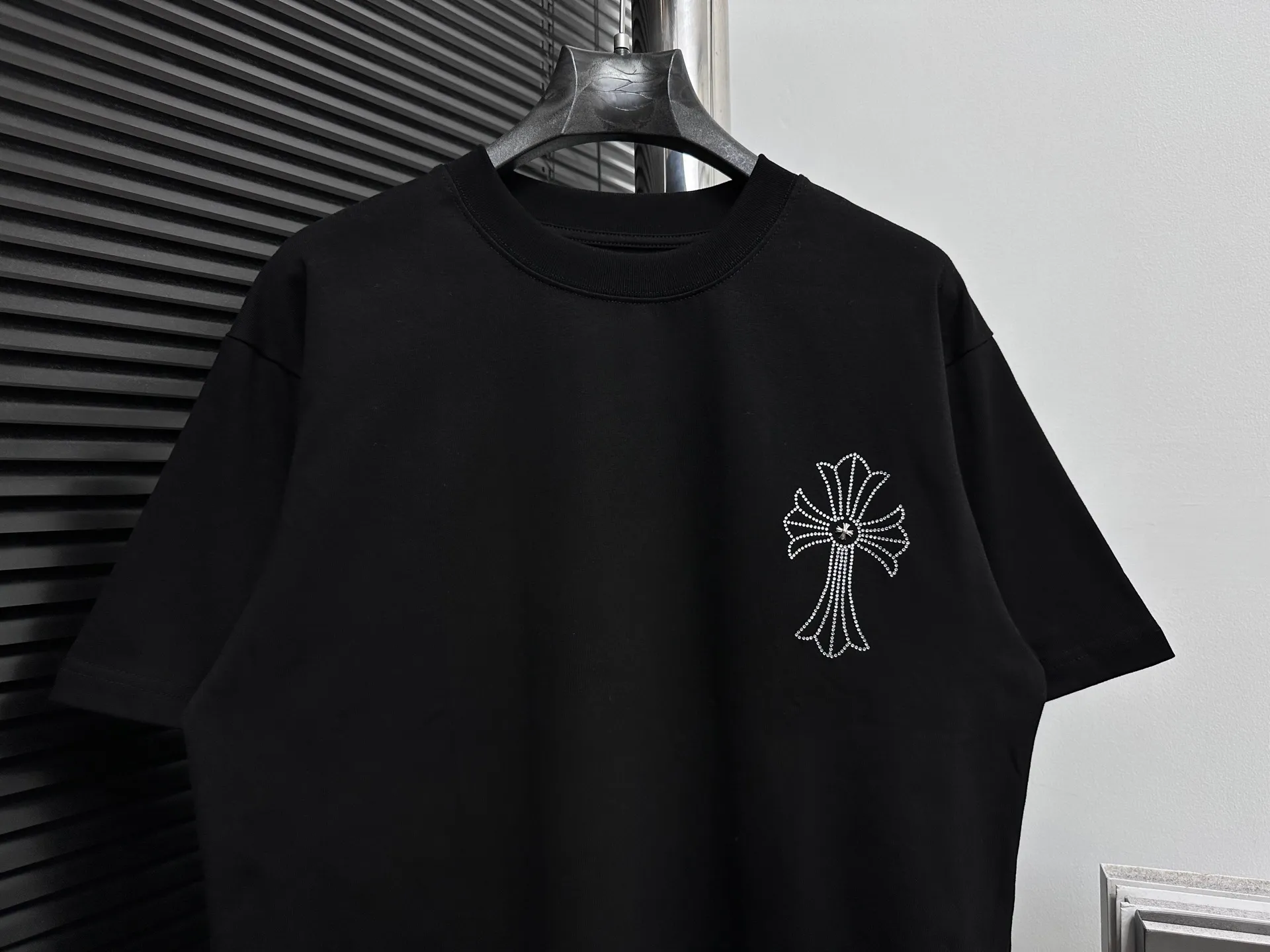 🅿️190 【ChromeHearts】Chrome Hearts 25ss round neck T-shirt Original fabric Official same style Short-sleeved T-shirt Customized 280g vat-dyed fabric Very comfortable to the touch Latest brick cabinet synchronization for spring and summer Fashionable and personalized Super versatile and good-looking Suitable for both men and women A must-have item Tag Collar label Washed wheat Complete with three standards Color: Black White Size: XS-L